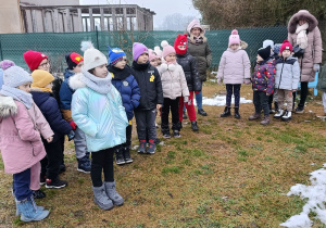 Spacer ścieżką edukacyjną. Zwiedzanie pasieki.