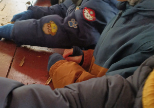 Dzieci wydobywają z trzciny larwy pszczół, które przechodzą okres hibernacji.