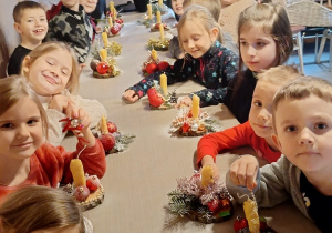 Dzieci prezentują swoje stroiki świąteczne