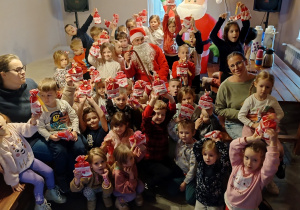 Wspólne zdjęcie dzieci, nauczycielek z Mikołajem.