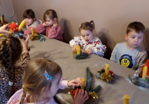 Dzieci prezentują swoje stroiki świąteczne.