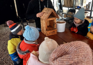 Przewodnik rozmawia z dziećmi o stanie hibernacji pszczół