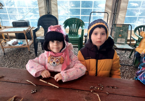 Dzieci oglądają larwy pszczół.