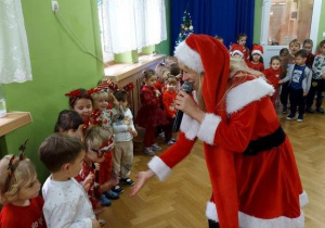 Pani Mikołajowa wita się z dziećmi