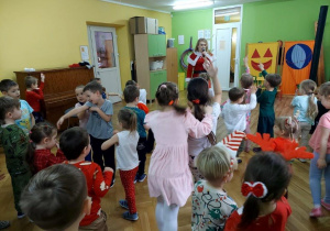 Zabawy ruchowe do piosenek świątecznych
