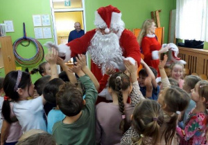 Mikołaj wita się z dziećmi