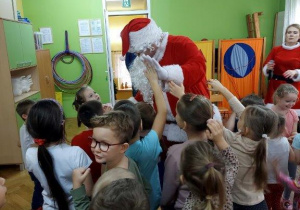 Mikołaj wita się z dziećmi