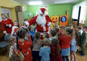 Mikołaj wita się z dziećmi