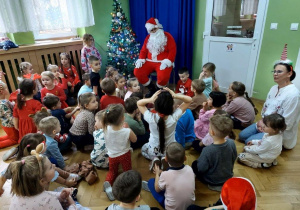 Mikołaj rozmawia z dziećmi