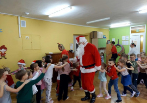 Zabawa taneczna- pociąg z Mikołajem