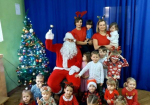 Zdjęcie grupowe z Mikołajem- grupa I