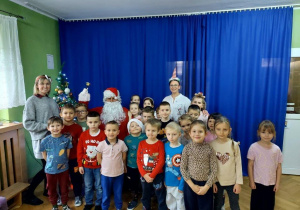 Zdjęcie grupowe z Mikołajem- grupa III