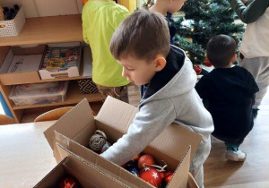 Dzieci ubierają choinkę