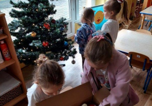 Dzieci ubierają choinkę