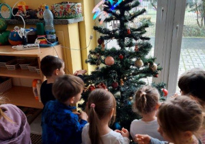 Dzieci ubierają choinkę