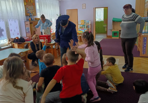 Dzieci zgłaszają się do wykonania zadania dotyczącego pracy na poczcie. Muszą posegregować listy.