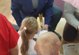 Dzieci segregują listy.