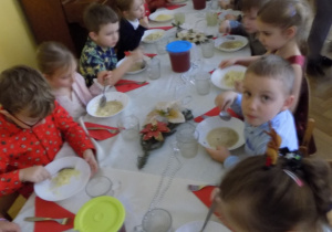 Dzieci przy stole