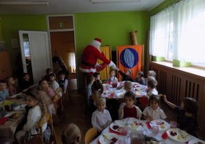 Mikołaj wita się z dziećmi