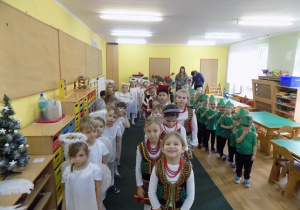 Zdjęcie dzieci przed występem