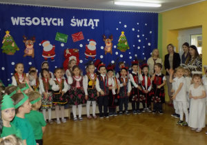 Dzieci śpiewają kolędę