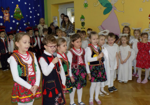 Dzieci recytują wierszyk