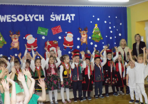 Dzieci śpiewają piosenkę