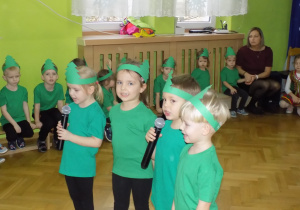 Dzieci recytują wierszyk