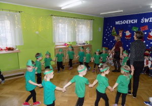 Dzieci tańczą w kole