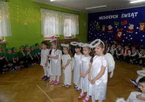 Dzieci recytują wierszyk