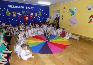 Dzieci siedzą przy chuście