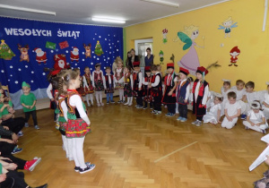 Dzieci recytują wierszyk