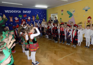 Dzieci śpiewają piosenkę