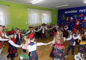 Dzieci tańczą krakowiaka