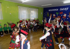 Dzieci tańczą krakowiaka