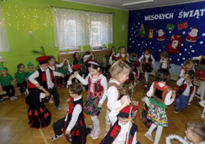 Dzieci tańczą krakowiaka