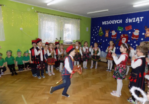 Dzieci śpiewają piosenkę