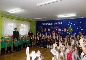 Wszyscy wspólnie śpiewają kolędę