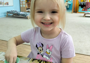 Dzieci dekorują pierniki