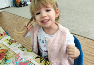 Dzieci dekorują pierniki