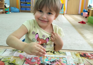 Dzieci dekorują pierniki