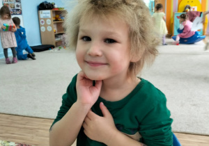 Dzieci dekorują pierniki