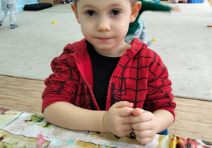 Dzieci dekorują pierniki