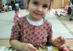 Dzieci dekorują pierniki