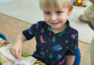 Dzieci dekorują pierniki