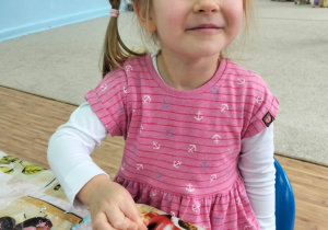 Dzieci dekorują pierniki