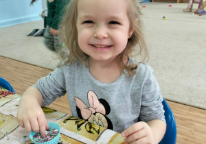 Dzieci dekorują pierniki