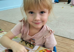 Dzieci dekorują pierniki