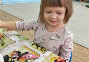 Dzieci dekorują pierniki