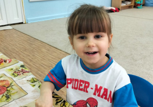 Dzieci dekorują pierniki